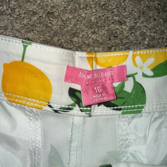 Isaac Mizrahi Women's Lemon Patterned Shorts - Picture 3 of 3